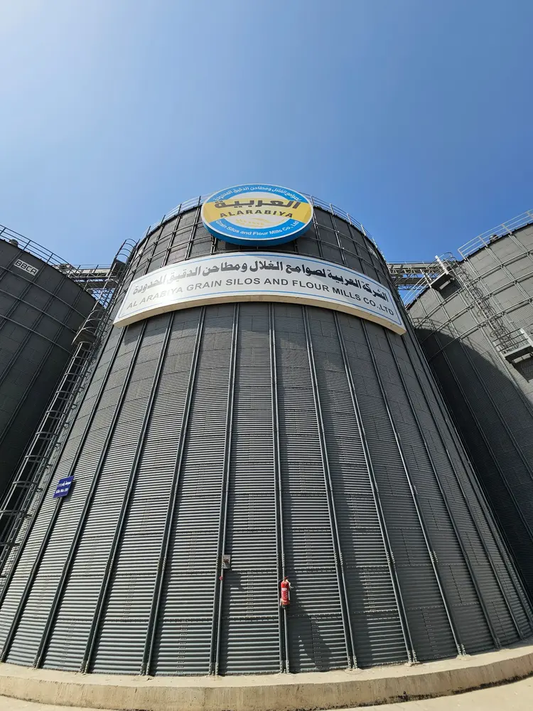 صومعة الغلال مع شعار الشركة